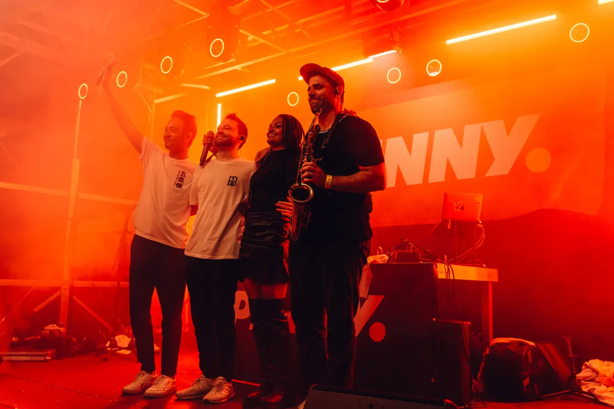 Deejay Plus beim Festival mit Publikum und Bühnen-Performance.